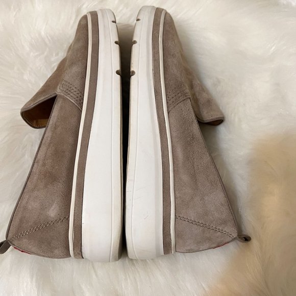 Bill Blass Sutton Suede Sneaker Center Size 9 tan - Picture 9 of 11